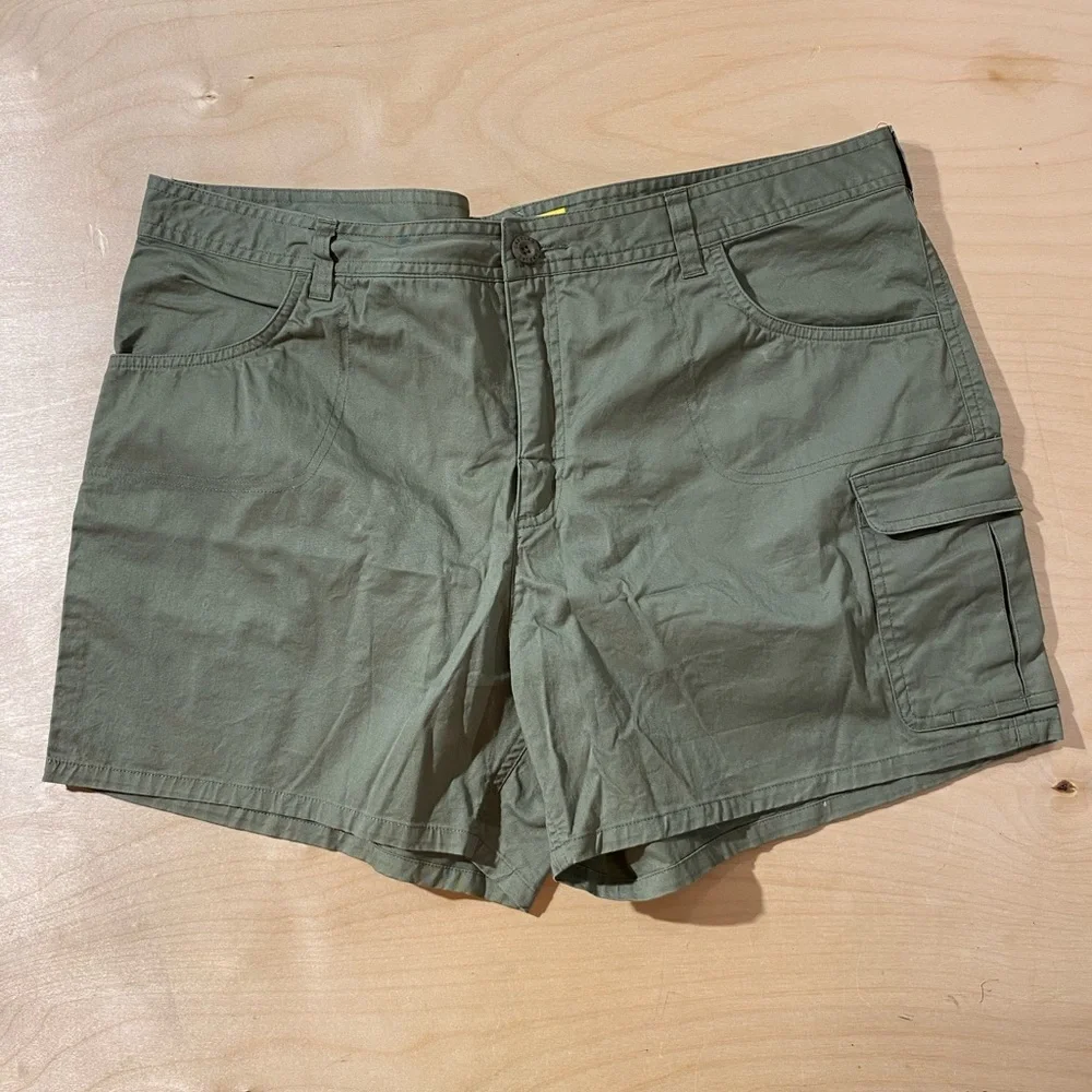Cabela's Sage Green Women's Cargo Shorts 18 (OP)